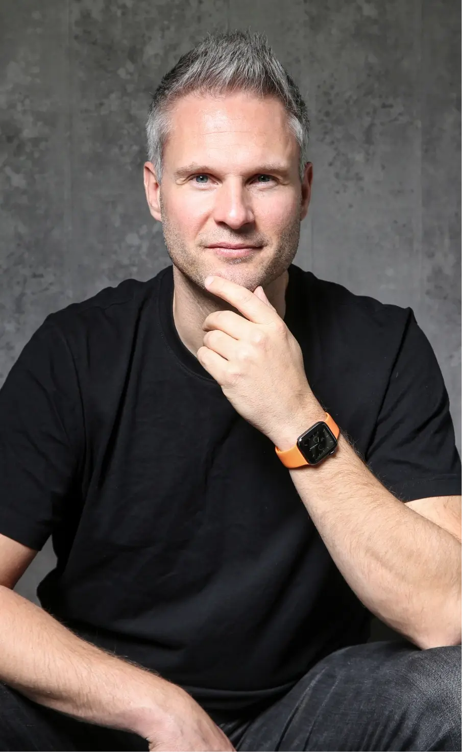 Trainer Ronny Rohde auf Stuhl mit Hand am Kinn