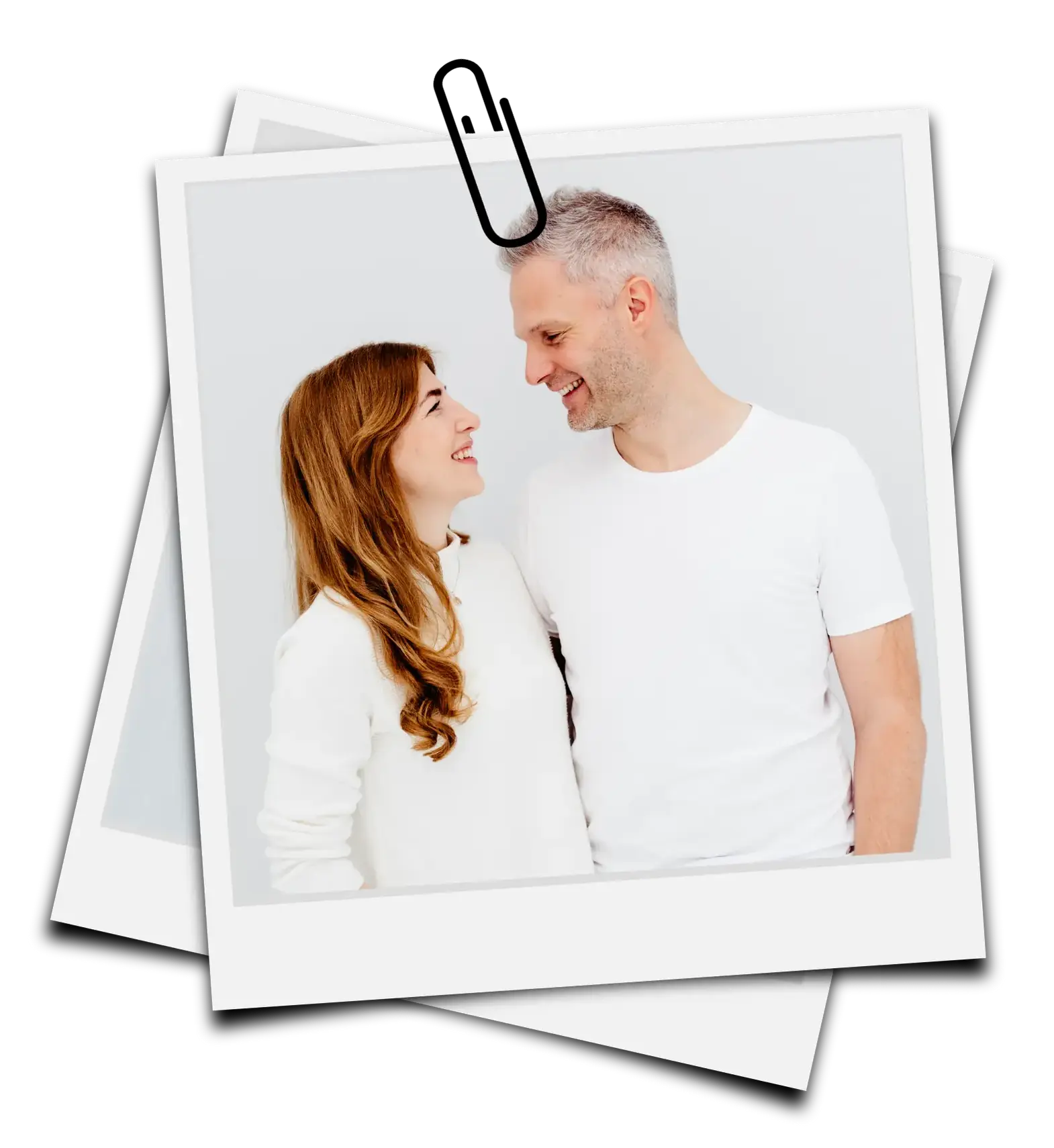 Bild Polaroid mit Heftklammer Sarah und Ronny schuaen sich an