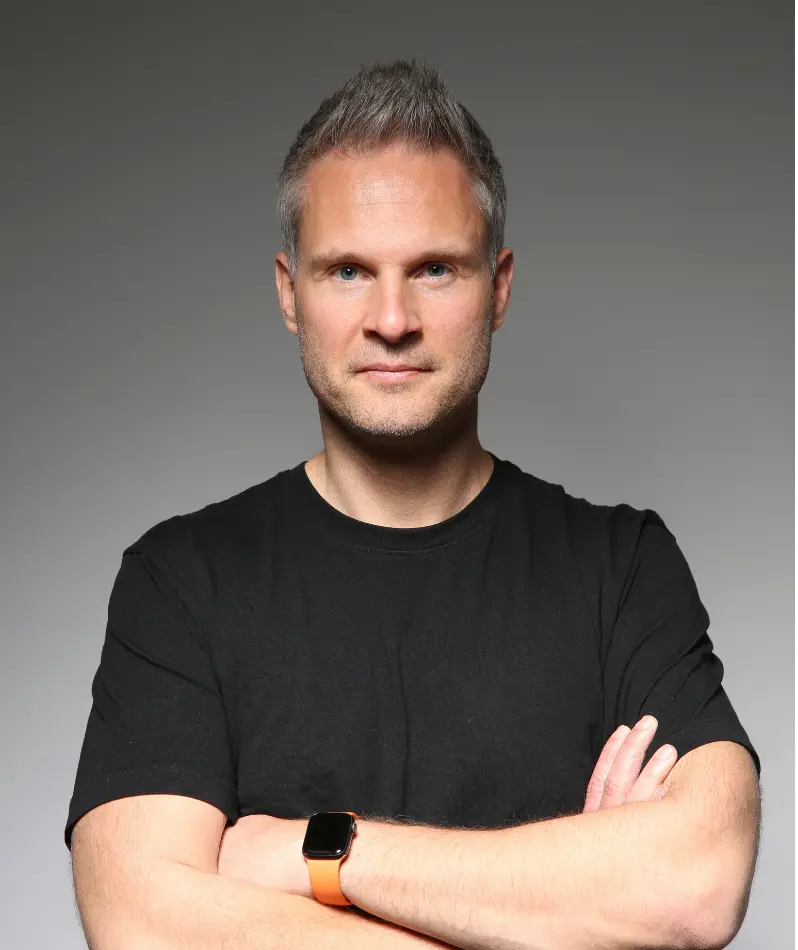 Bild Ronny Bild Ronny, NLP Trainer mit verschränkten Armen gut böse