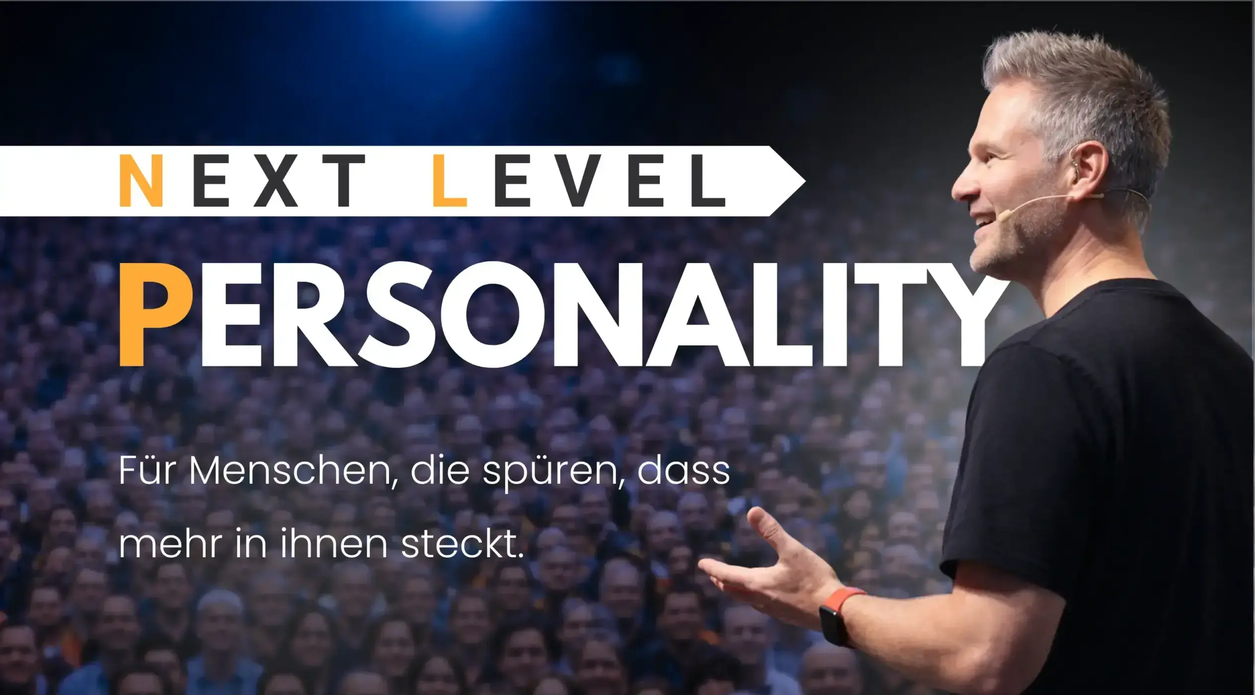 Headerbild NLP Trainer Ronny Rohde vor Publikum und Schriftzug Headerbild NLP Trainer Ronny Rohde vor Publikum mit Schriftzug Personality