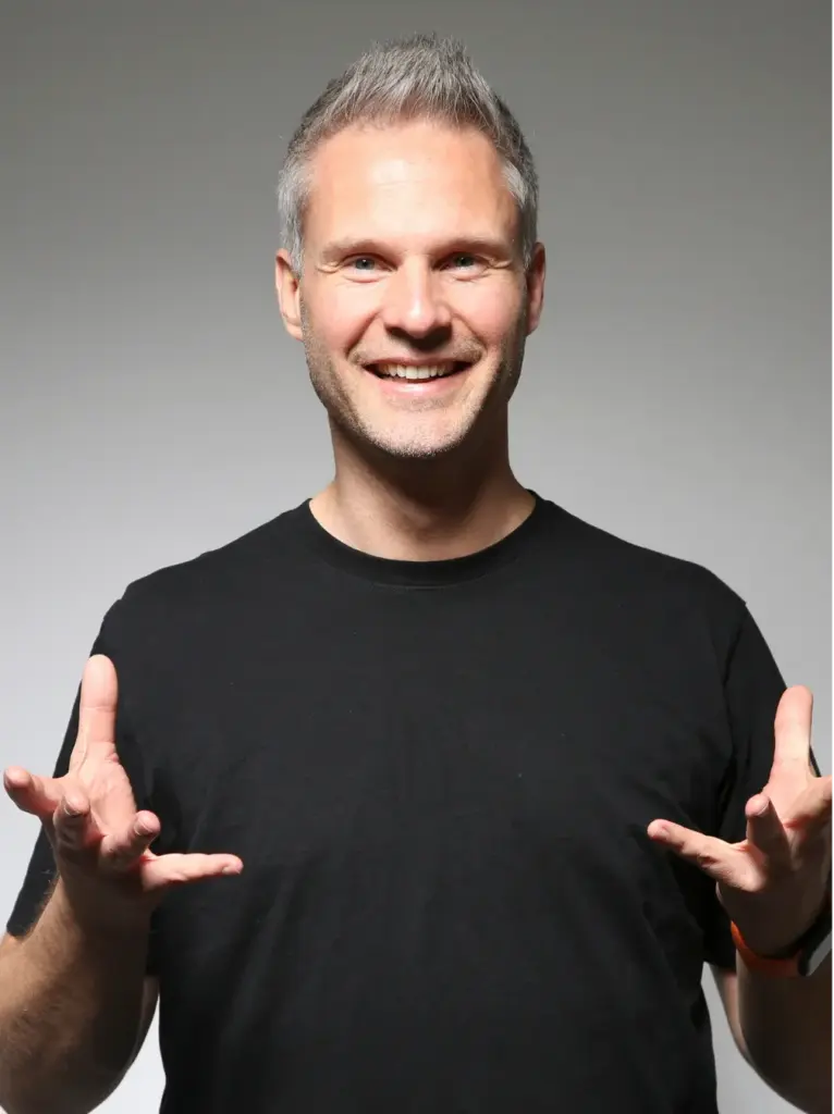 Bild Ronny mit offenen Händen Ronny Bild, NLP Trainer, mit offene Händen und Lächeln