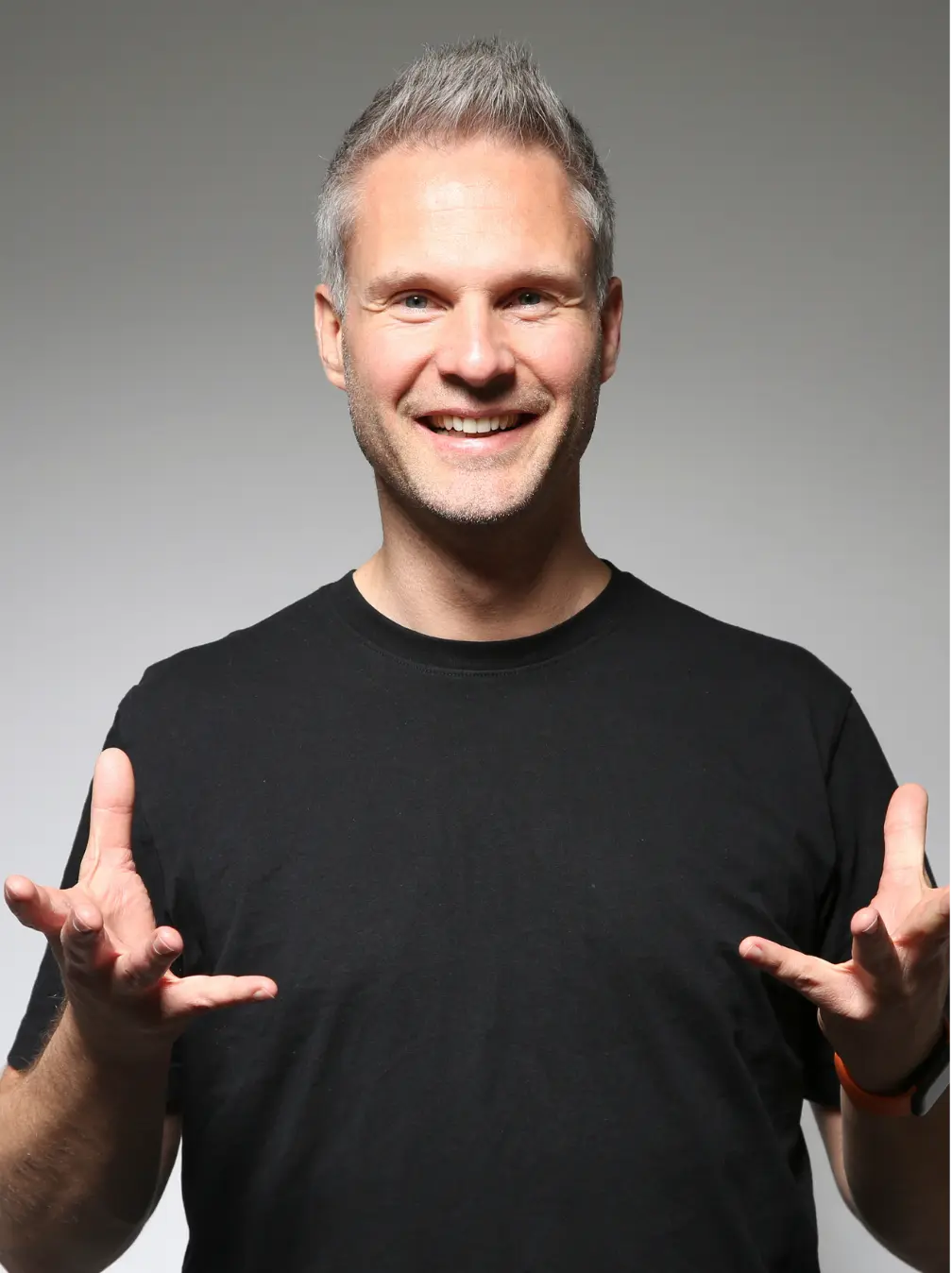 Ronny Bild, NLP Trainer, mit offene Händen und Lächeln