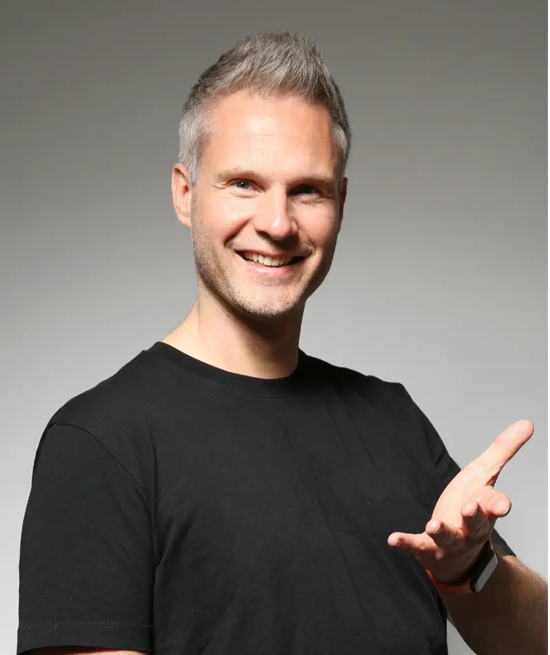 Ronny Bild Bild Ronny, NLP Trainer mit offener Hand schaut freundlich, lacht